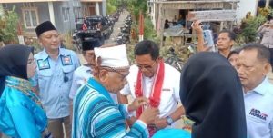 ASR-Hugua Berjanji Kepada Warga Surawolia Akan Bangunkan Jalan Tani